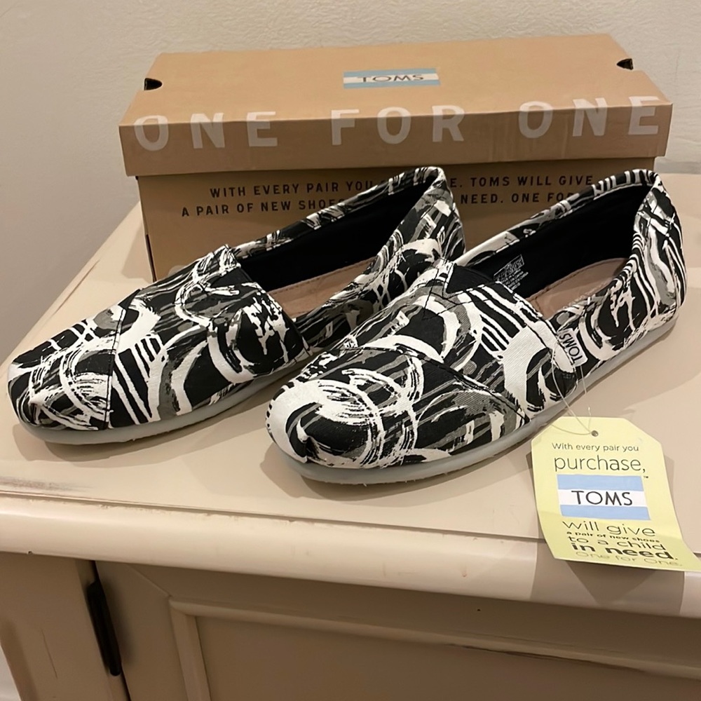 TOMS Classic Black Gray Canvas Print. Women’s size 8.